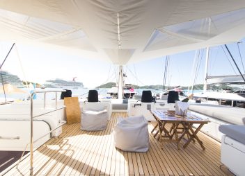 yacht charter Foxy Lady flybridge dining