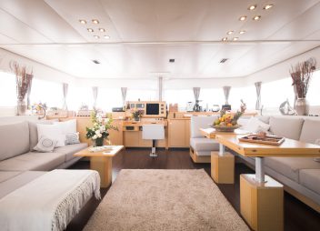 yacht charter Foxy Lady saloon