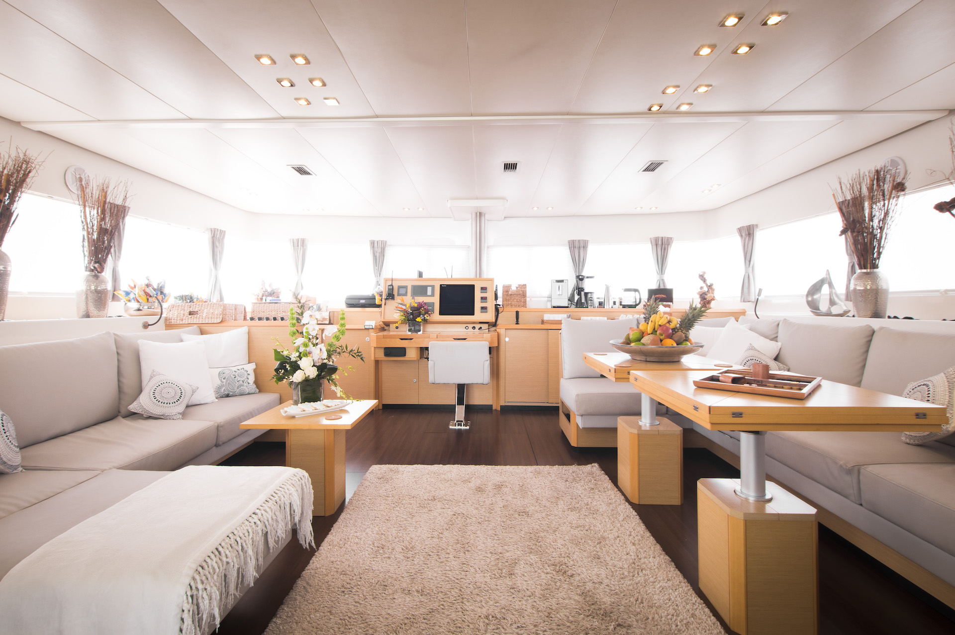 yacht charter Foxy Lady saloon