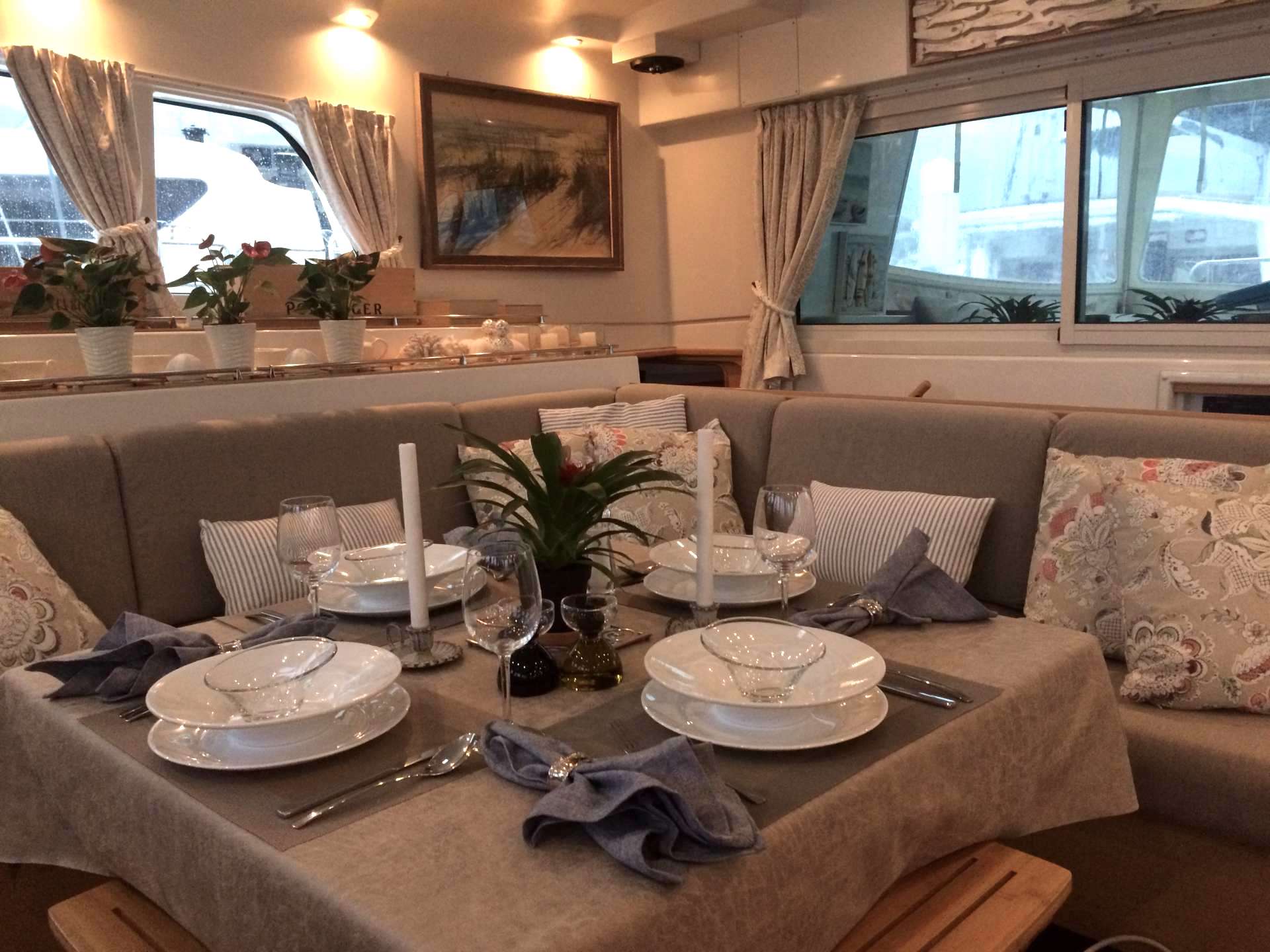 yacht charter Gambit saloon