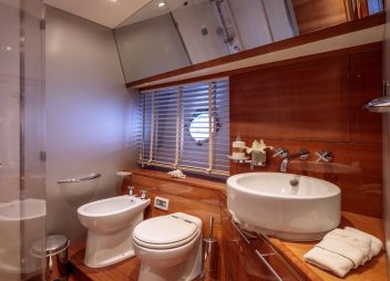 yacht charter George V bathroom