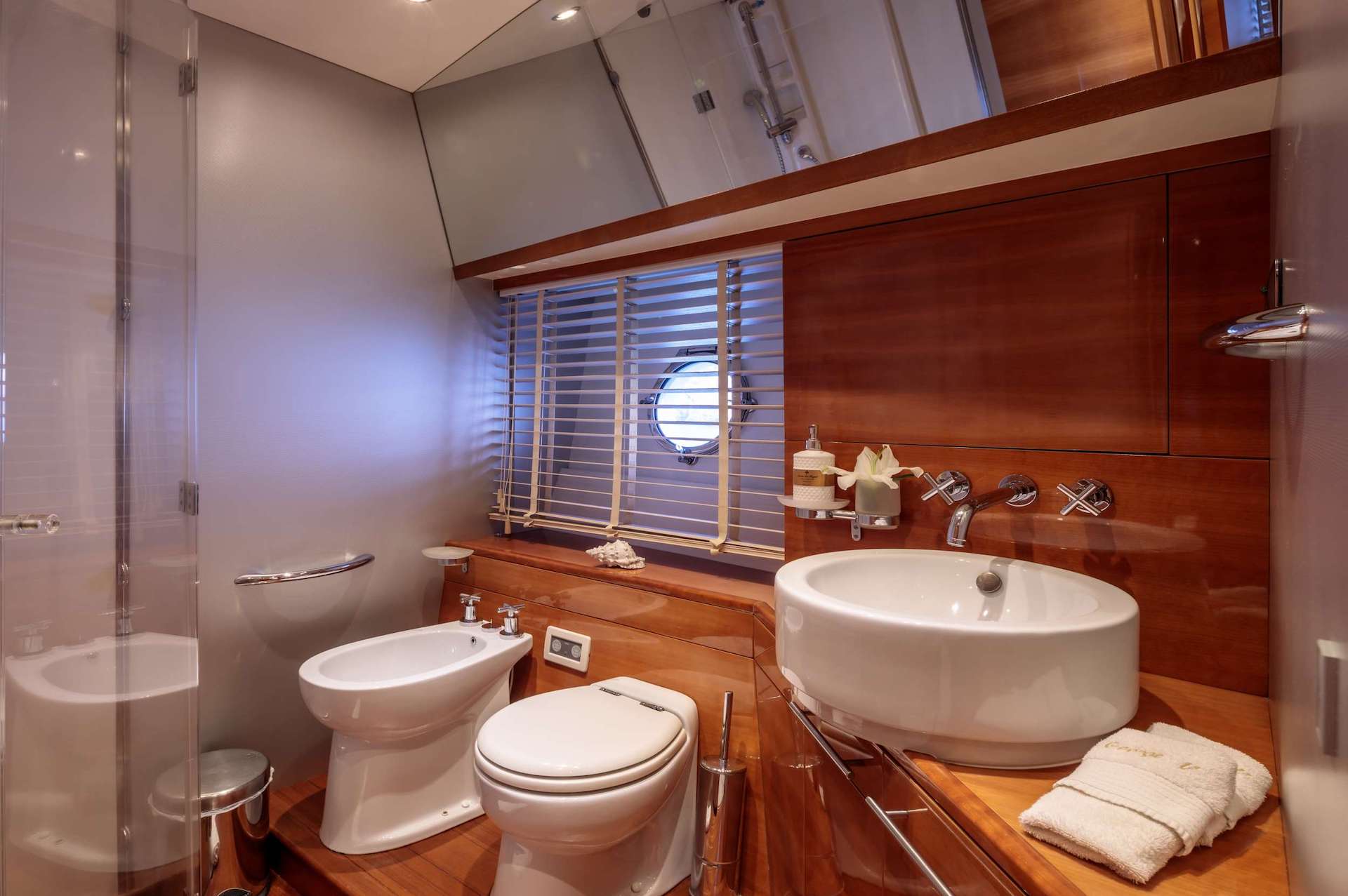 yacht charter George V bathroom