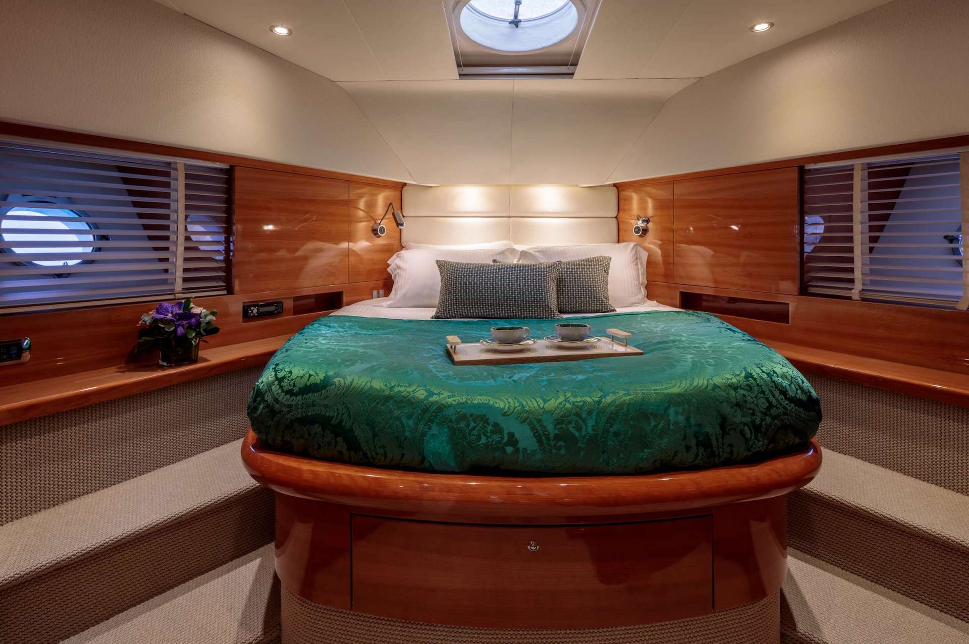 yacht charter George V guest cabin