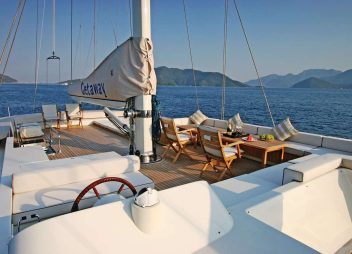 yacht charter Getaway flybridge