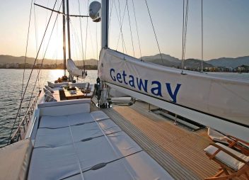 yacht charter Getaway flybridge sundeck