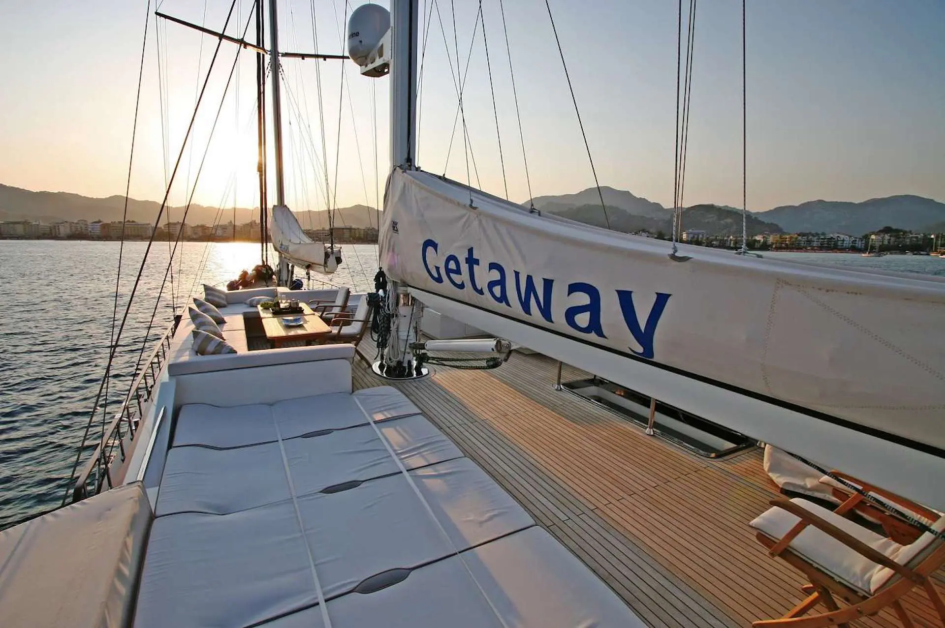 yacht charter Getaway flybridge sundeck