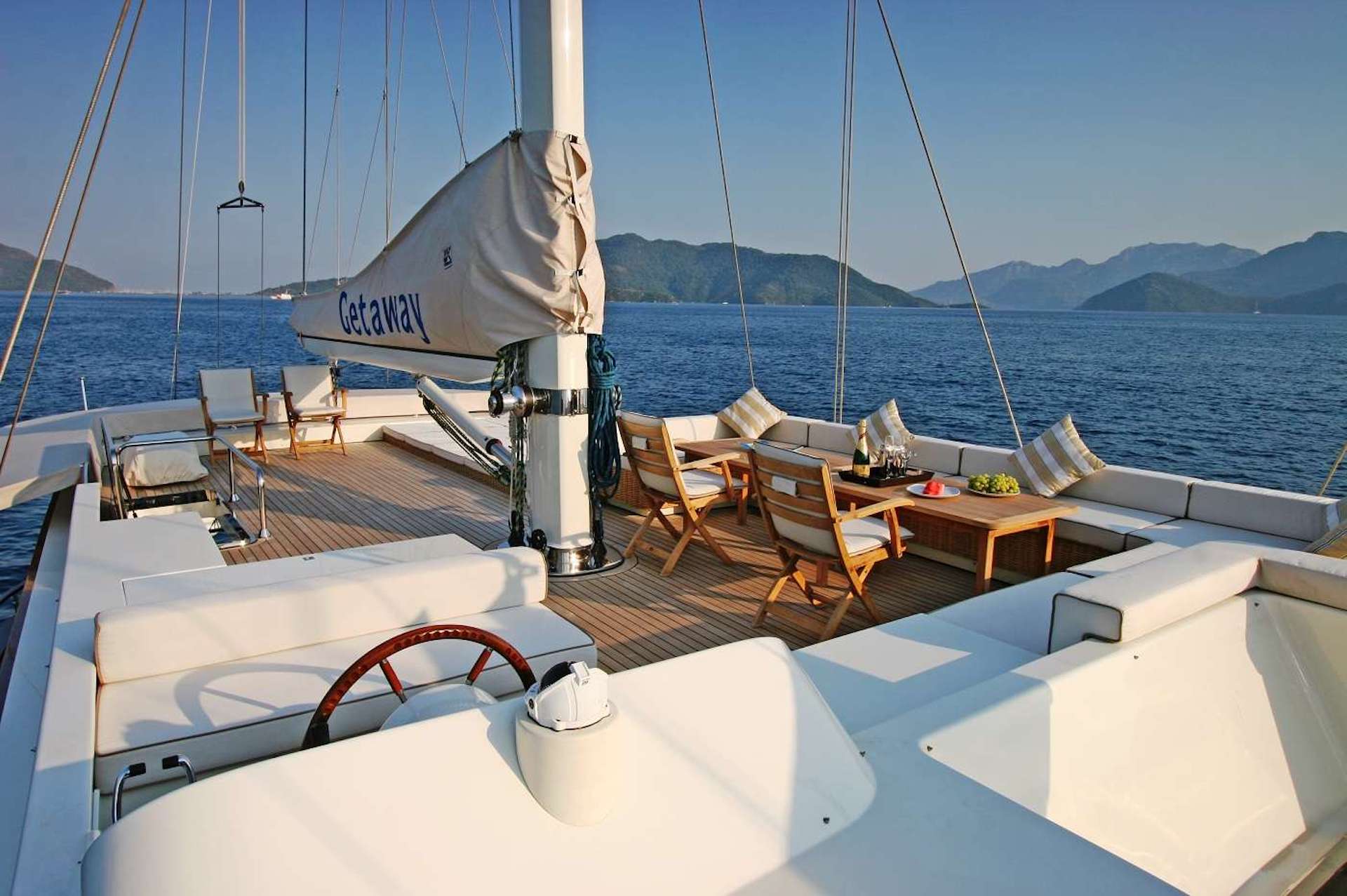 yacht charter Getaway flybridge