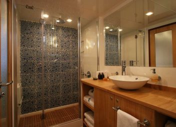 yacht charter Getaway master bathroom