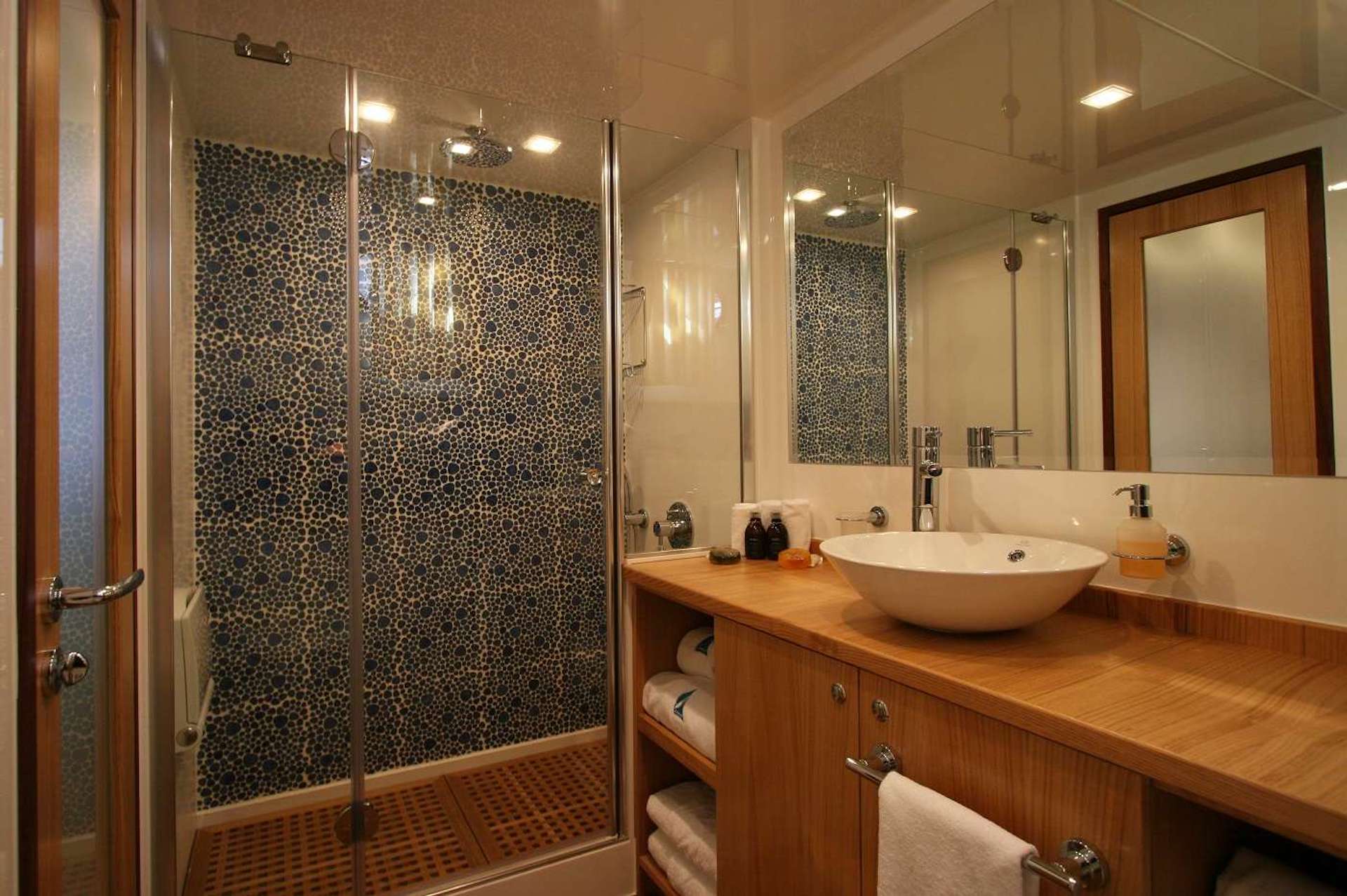 yacht charter Getaway master bathroom