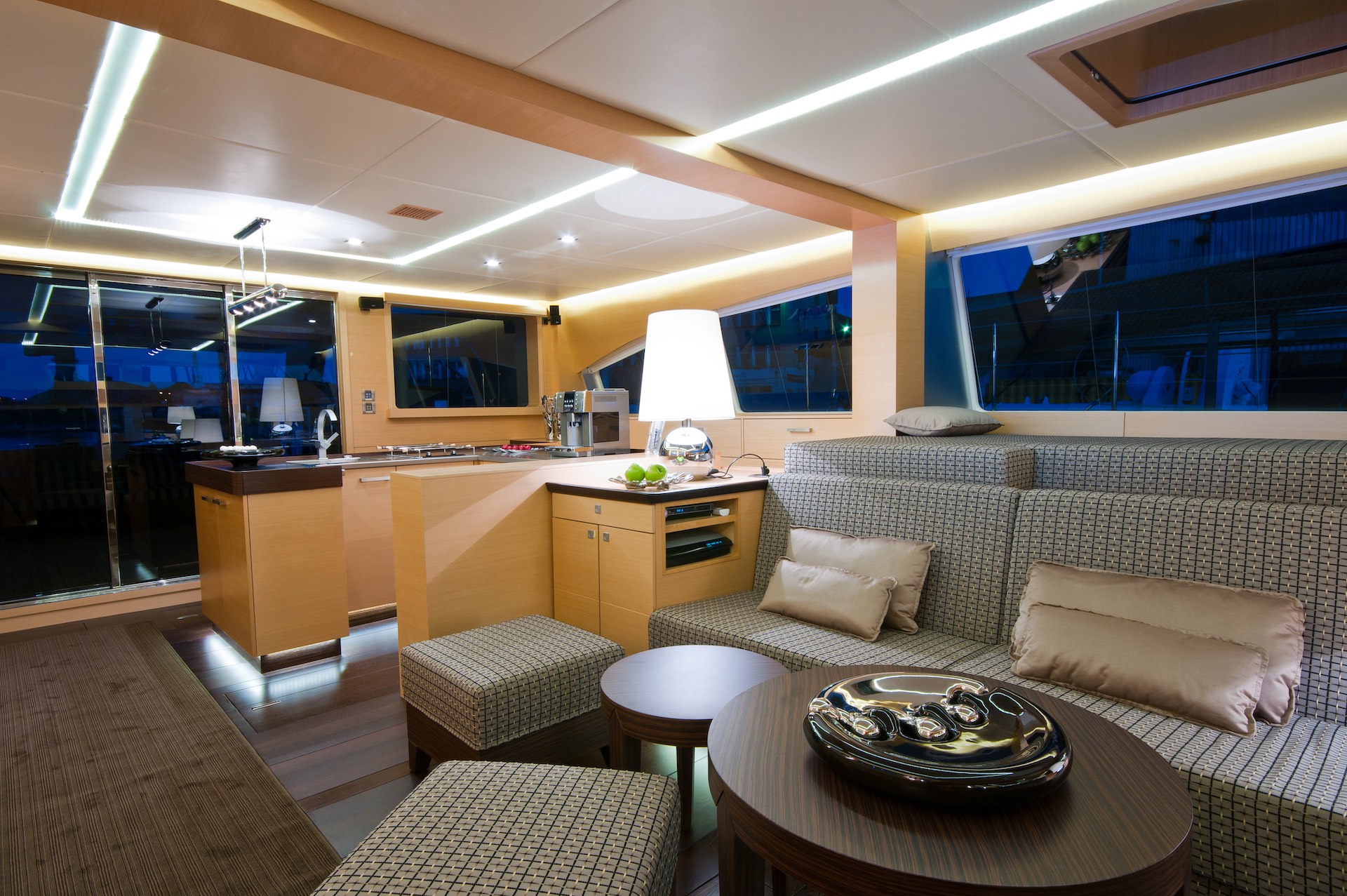 yacht charter Ipharra saloon