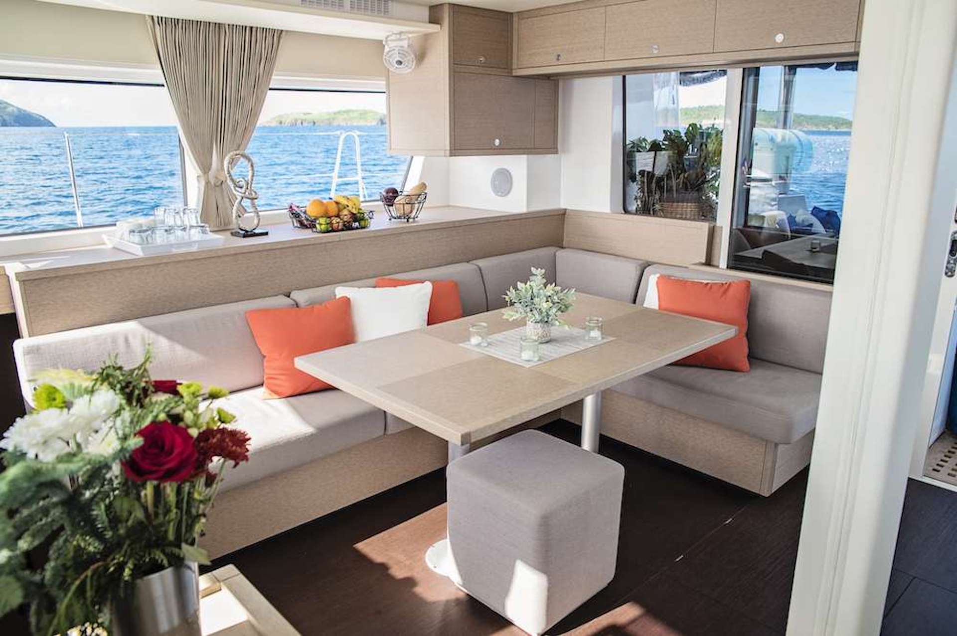 yacht charter Island Hoppin saloon