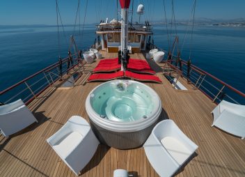 yacht-charter-jacuzzi-barbara