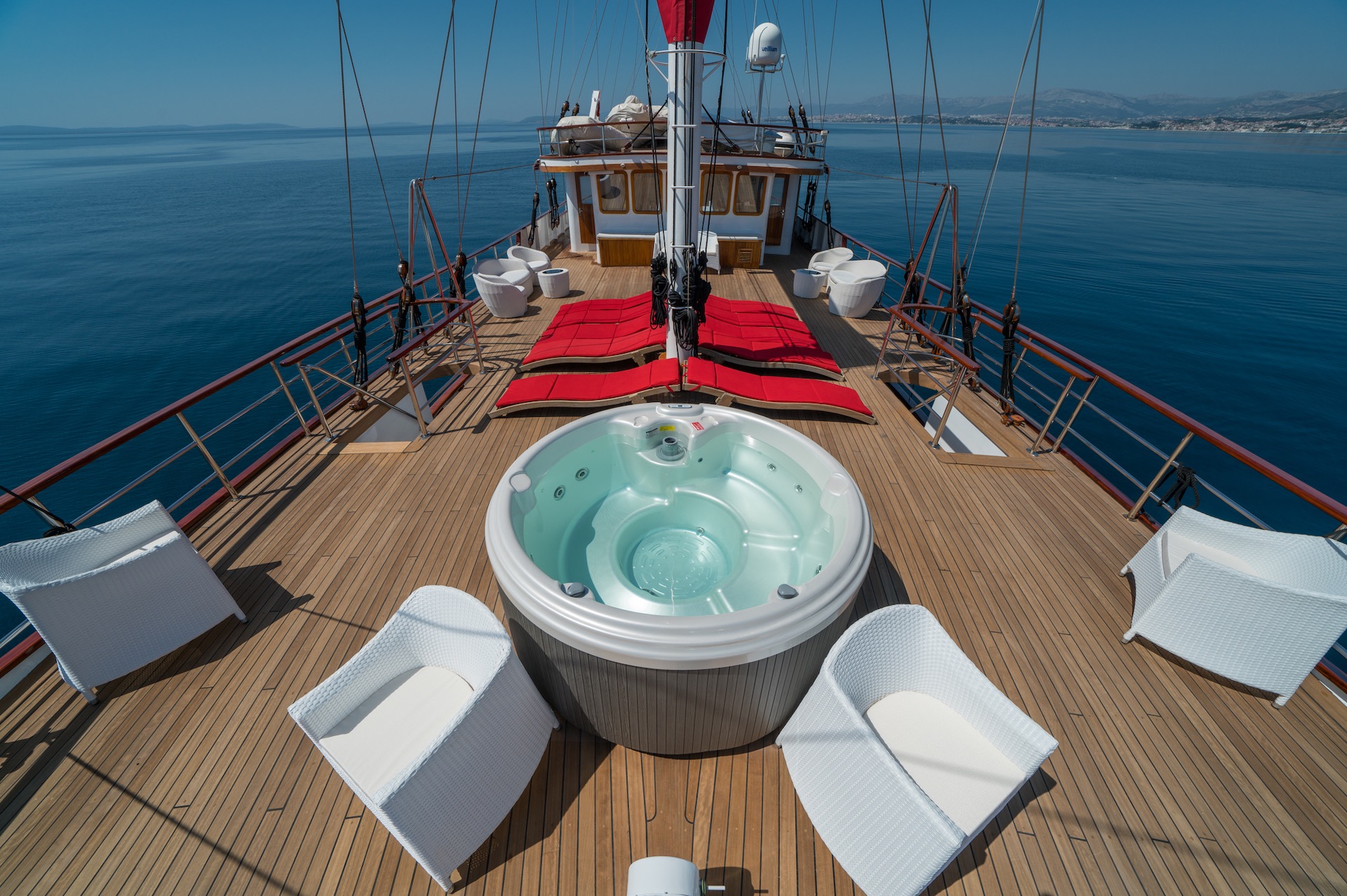 yacht-charter-jacuzzi-barbara