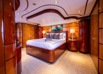 yacht charter Just Enough cabin