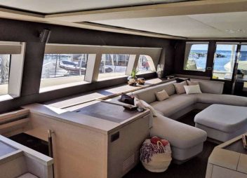 yacht charter Just Marie II saloon