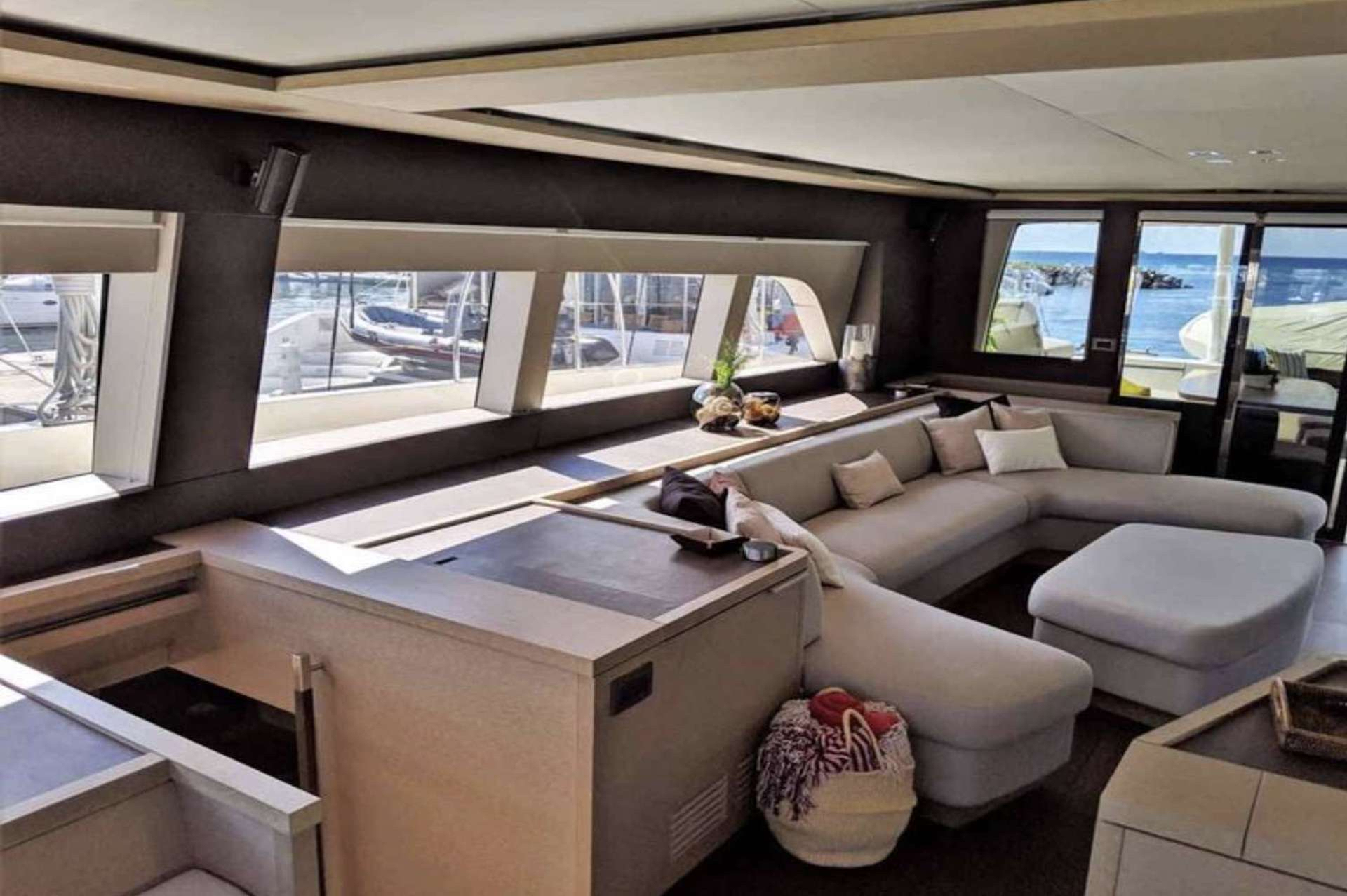 yacht charter Just Marie II saloon