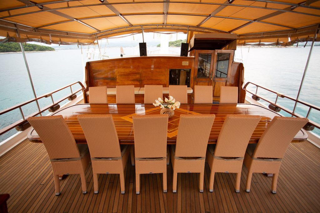 yacht charter Kadena alfresco dining