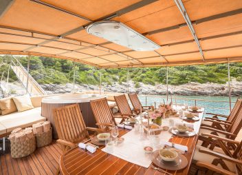 yacht charter Kadena alfresco dining