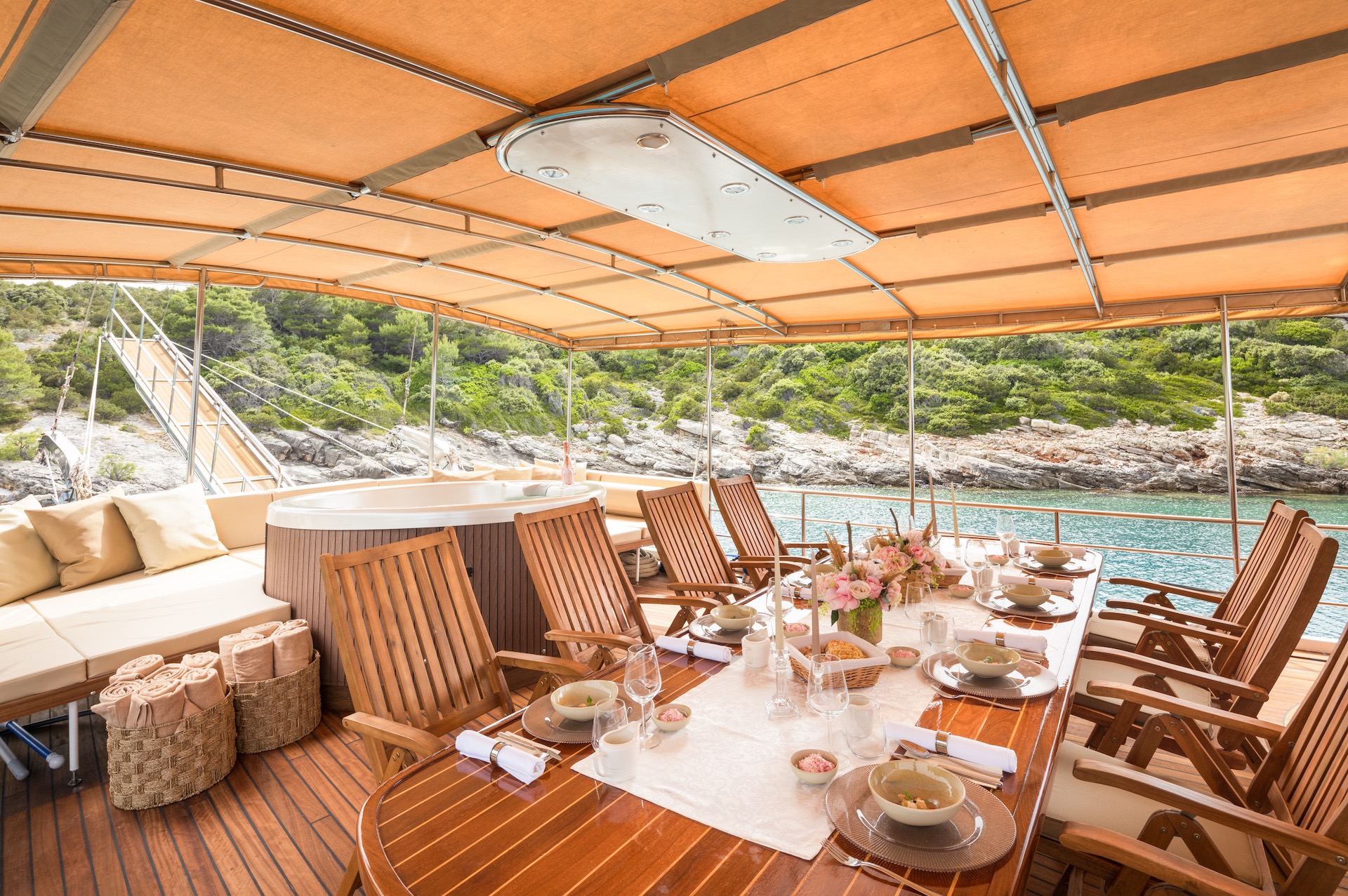 yacht charter Kadena alfresco dining