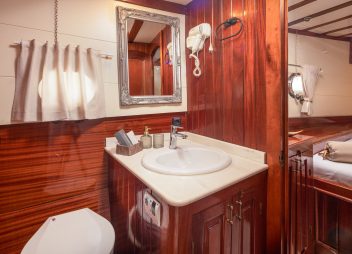 yacht charter Kadena bathroom