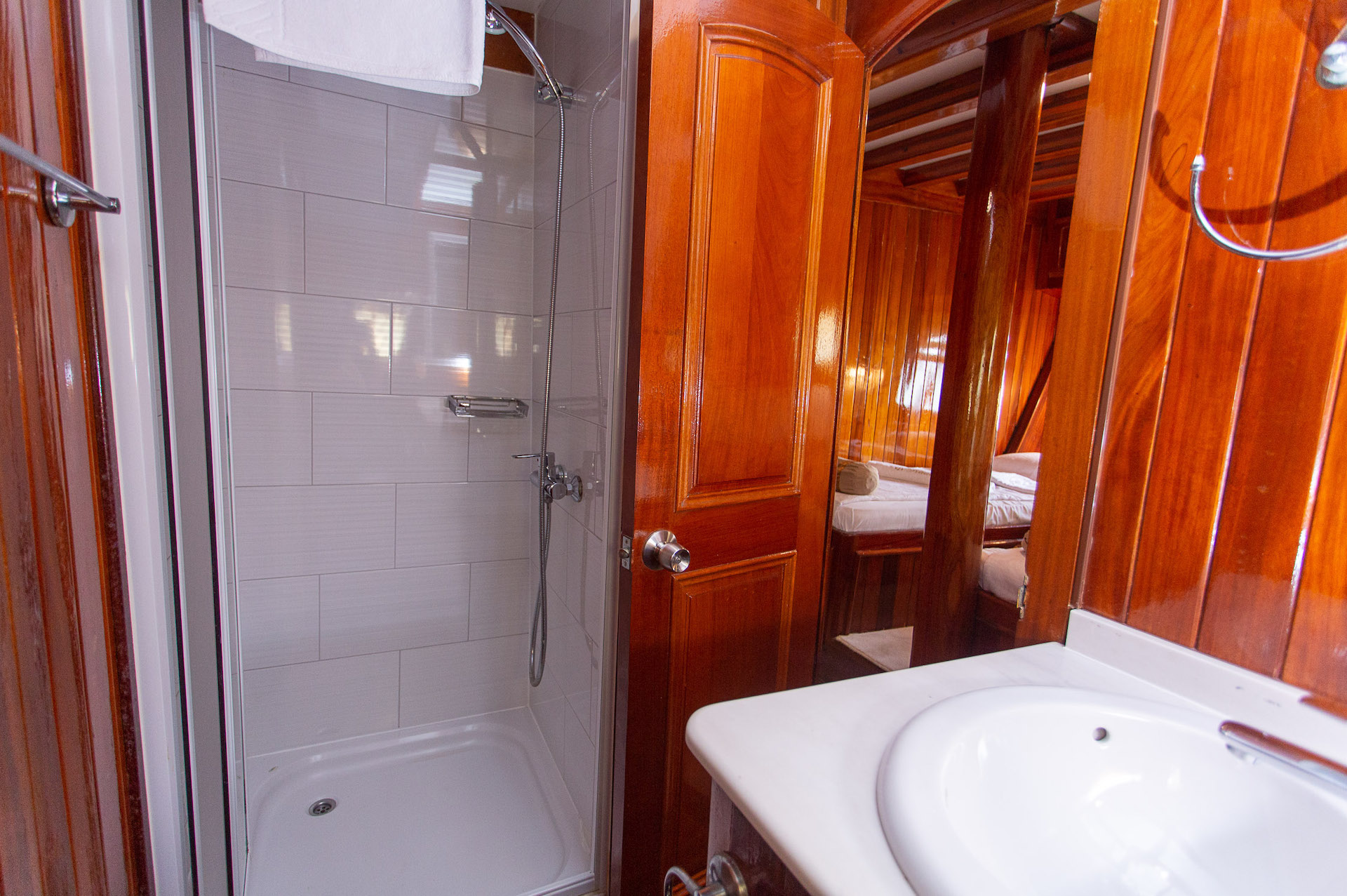 yacht charter Kadena bathroom