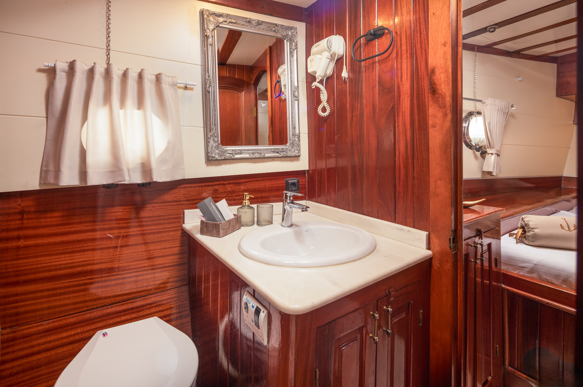 yacht charter Kadena bathroom