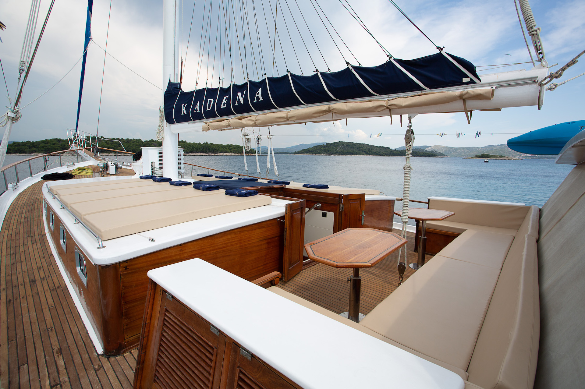 yacht charter Kadena bow