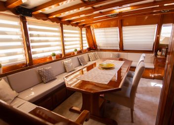 yacht charter Kadena dining