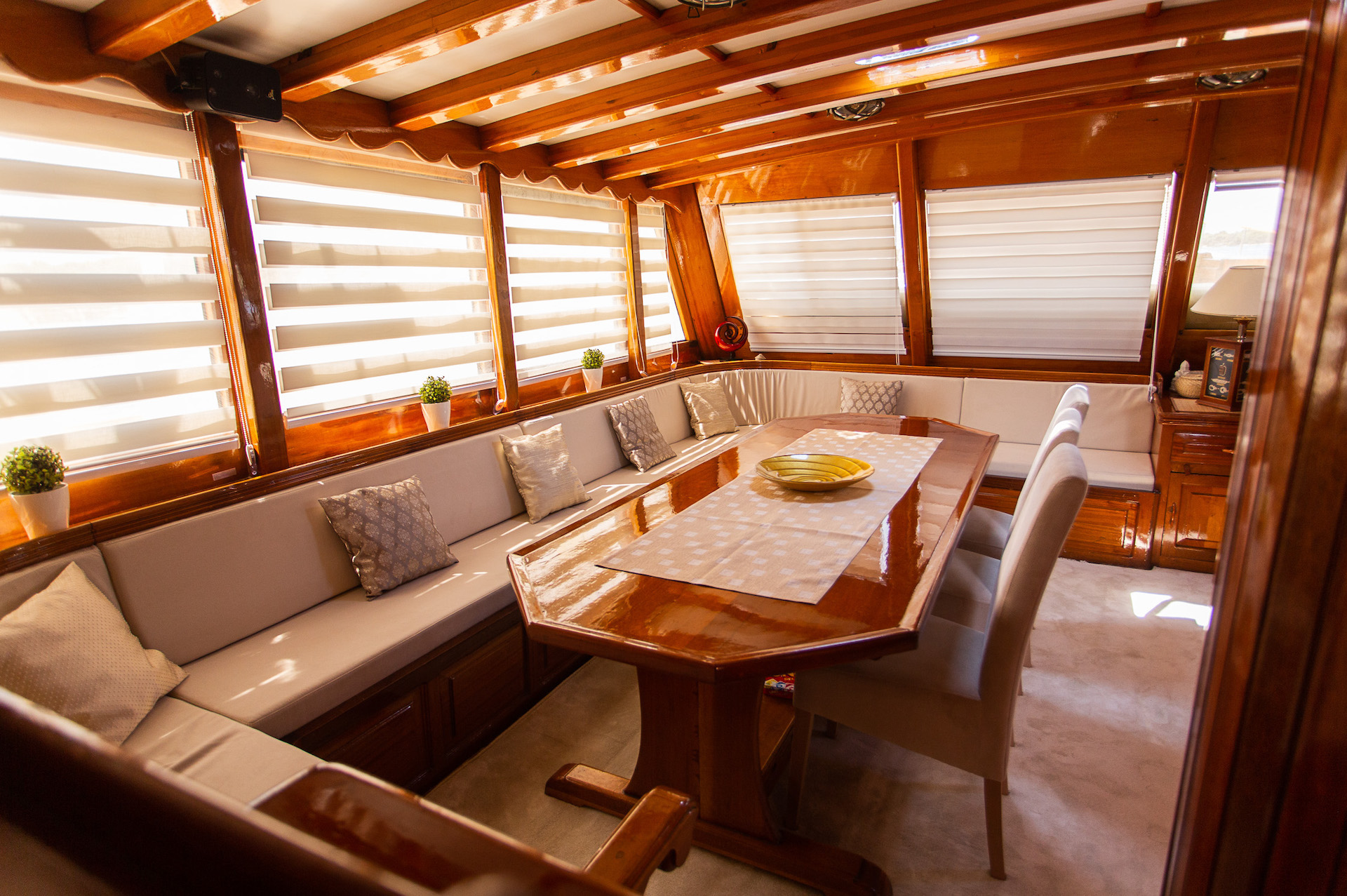 yacht charter Kadena dining