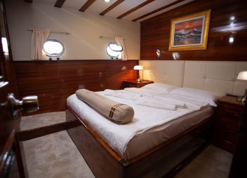 yacht charter Kadena master cabin