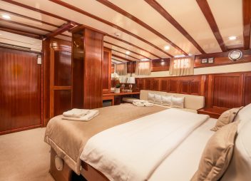 yacht charter Kadena master cabin