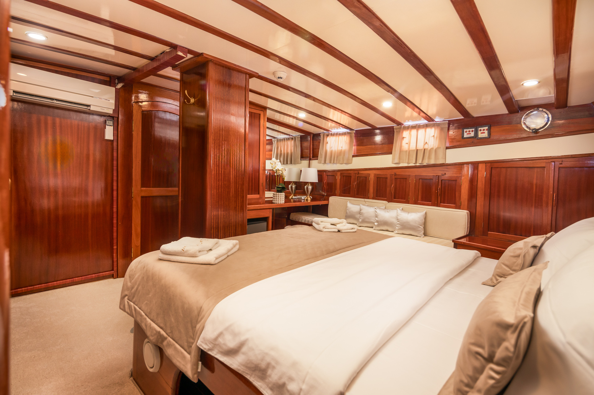 yacht charter Kadena master cabin