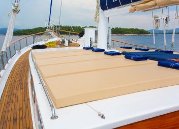 yacht charter Kadena sundeck