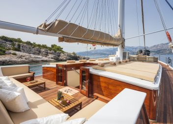 yacht charter Kadena sundeck