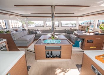 yacht charter Karma saloon