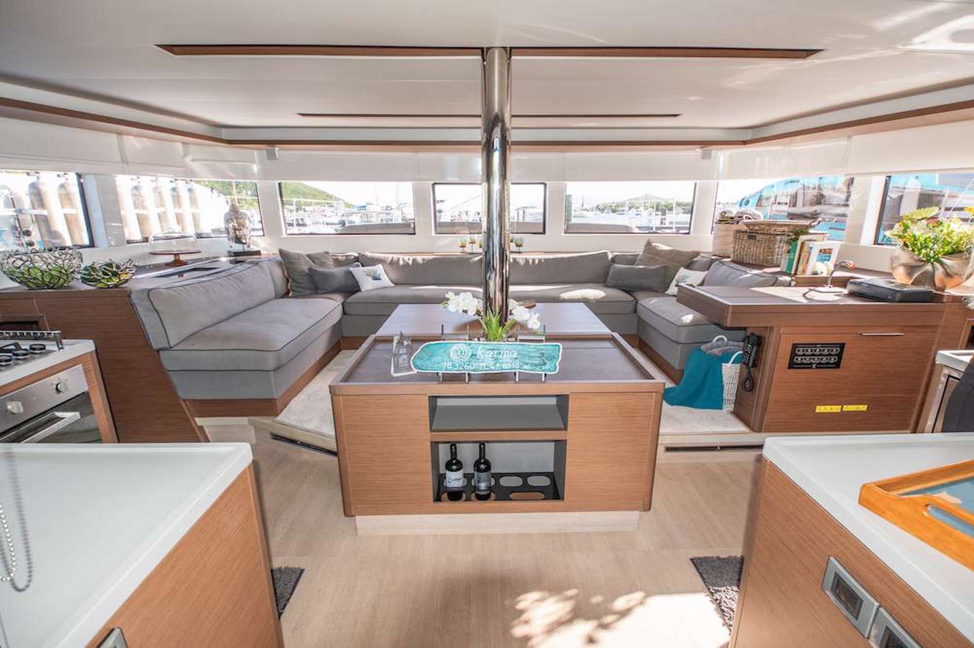 yacht charter Karma saloon