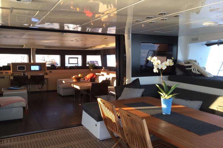 yacht charter Kaskazi Four saloon