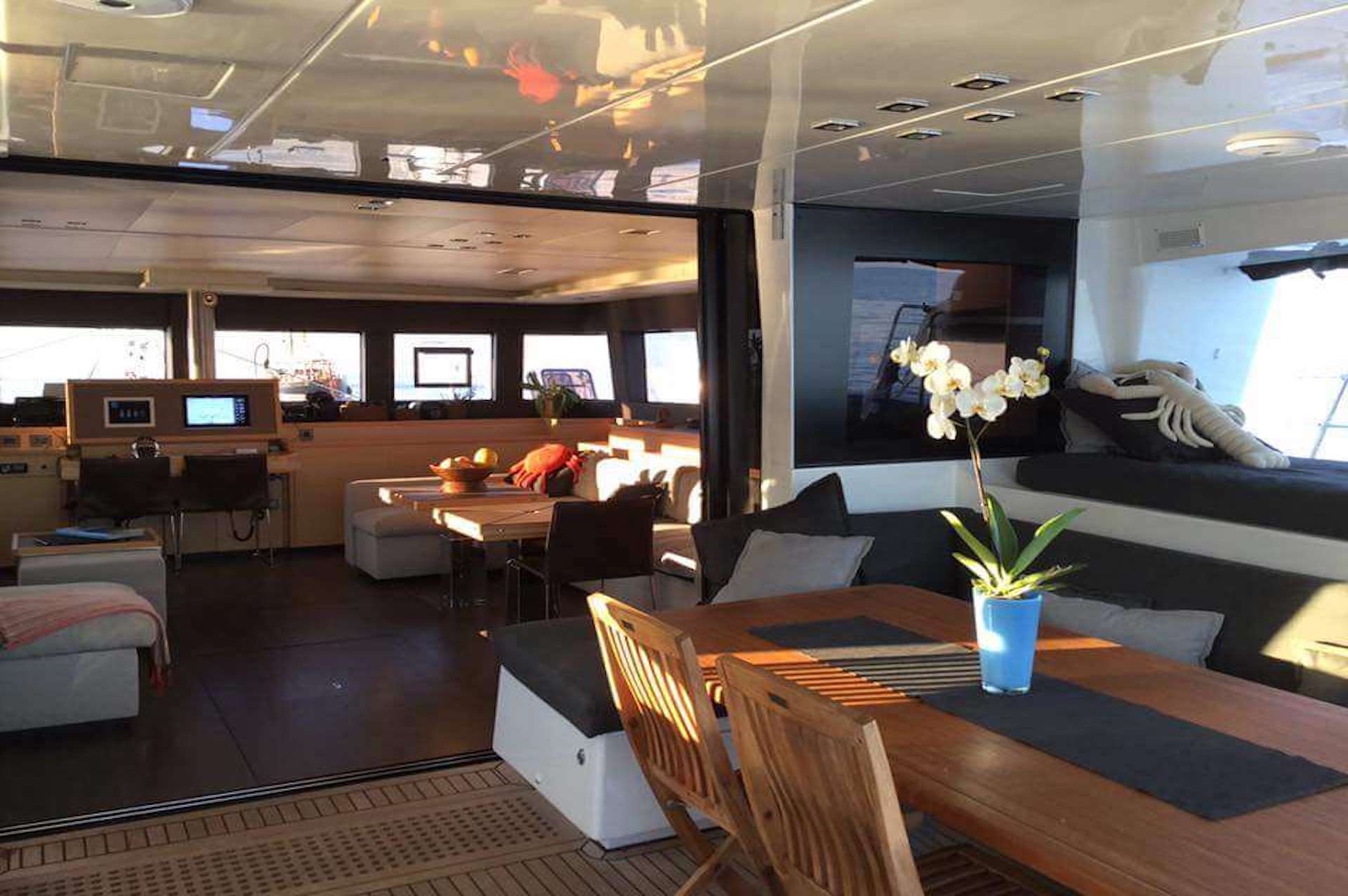 yacht charter Kaskazi Four saloon