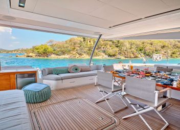 yacht charter Kimata flybridge