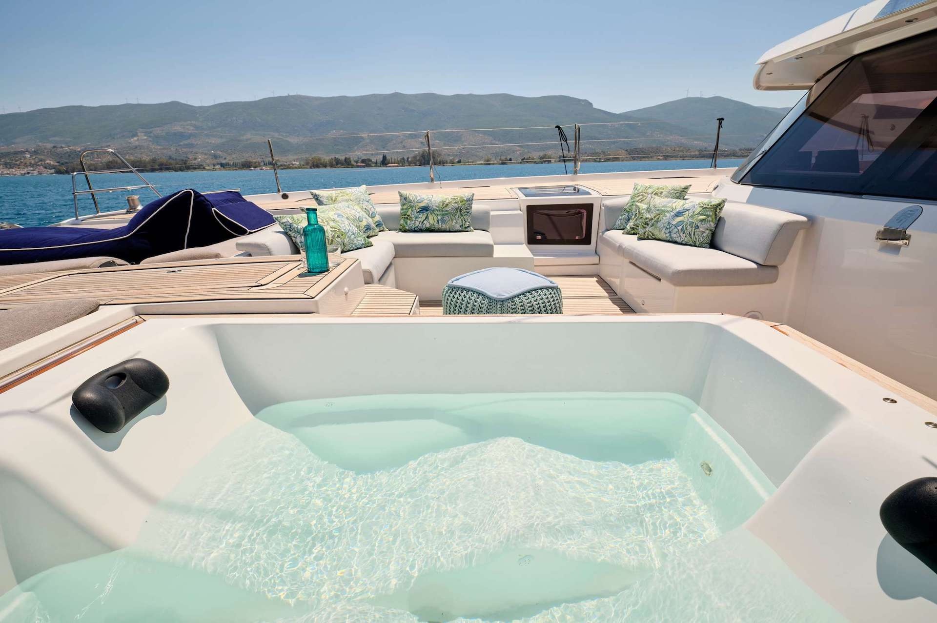 yacht charter Kimata jacuzzi