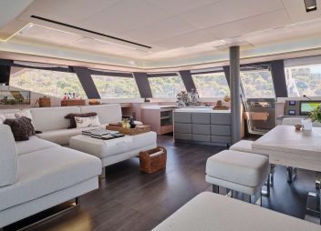 yacht charter Kimata saloon