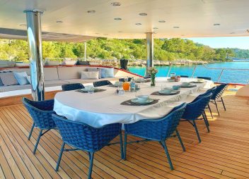 yacht charter Lady Gita dining