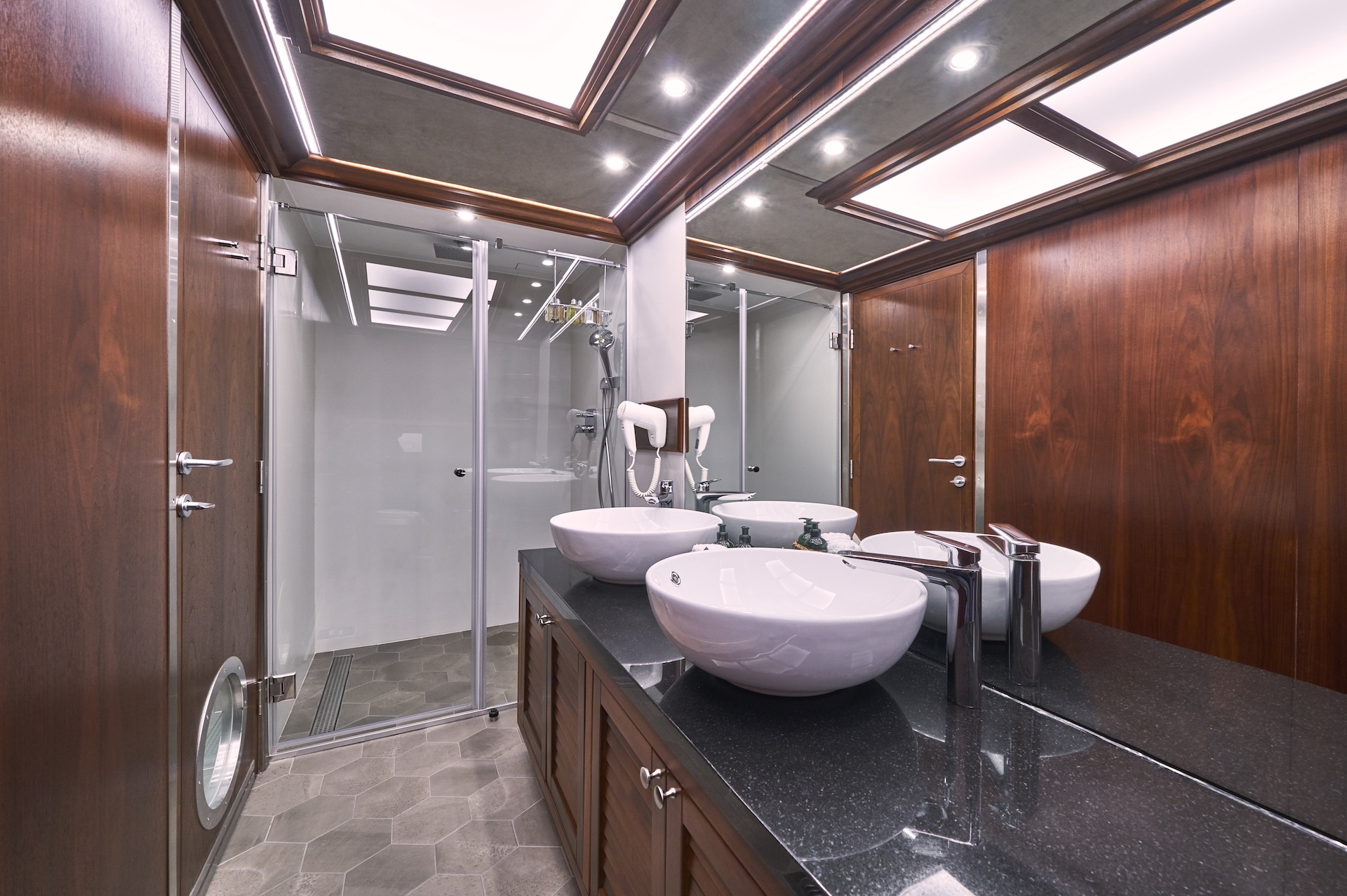 yacht charter Lady Gita ensuite