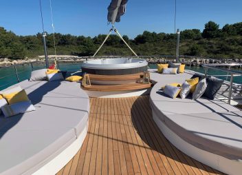 yacht charter Lady Gita jacuzzi