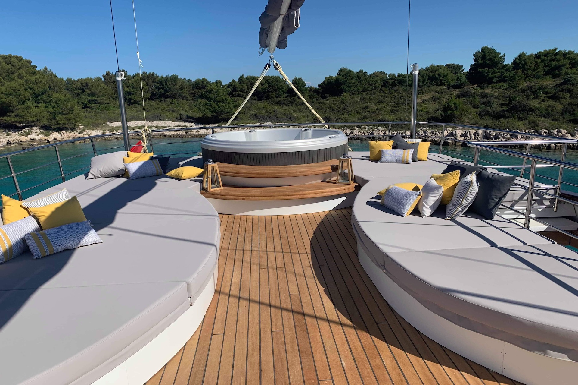 yacht charter Lady Gita jacuzzi