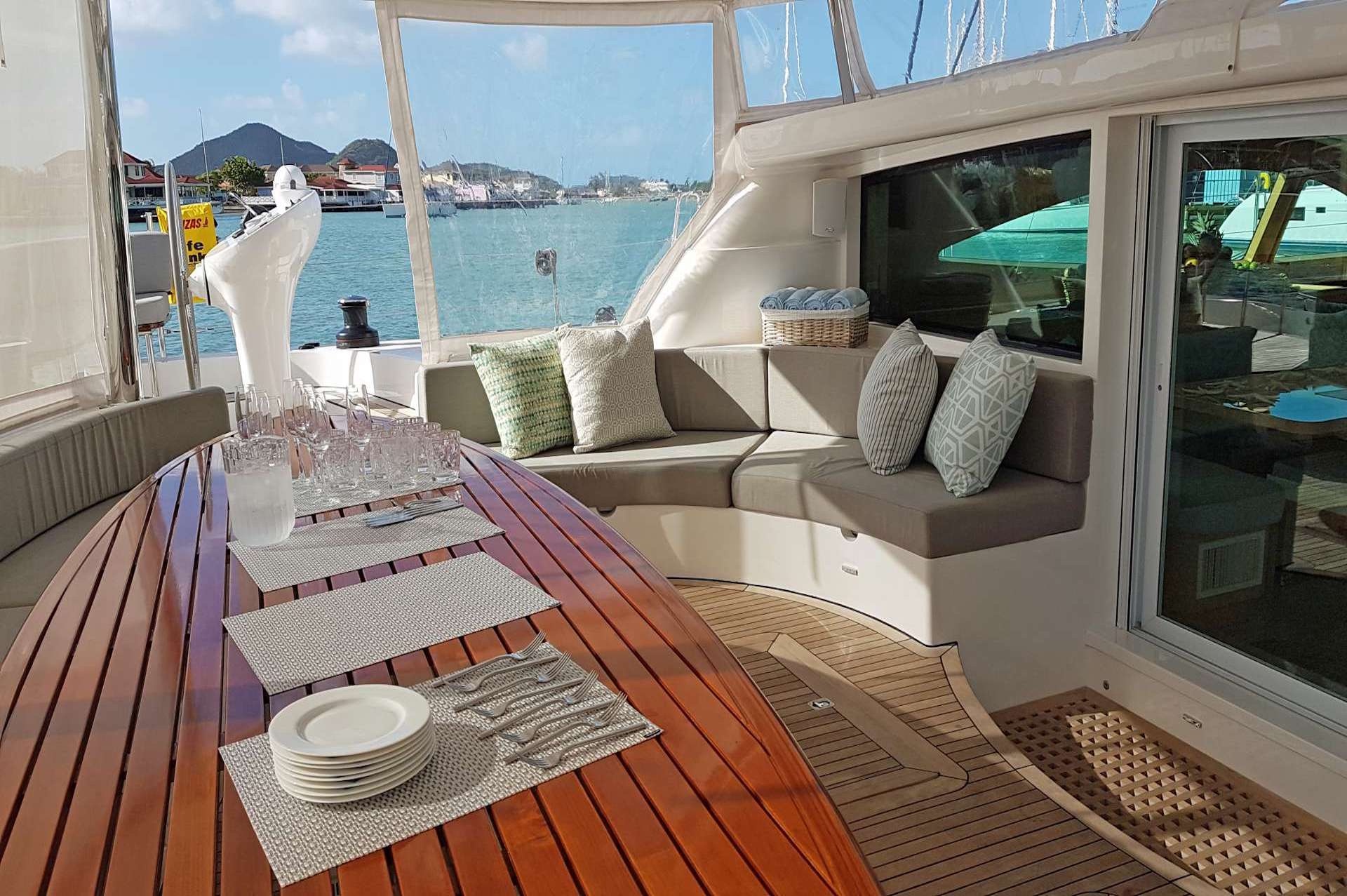 yacht charter Laysan aft deck