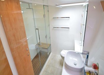 yacht charter Laysan bathroom