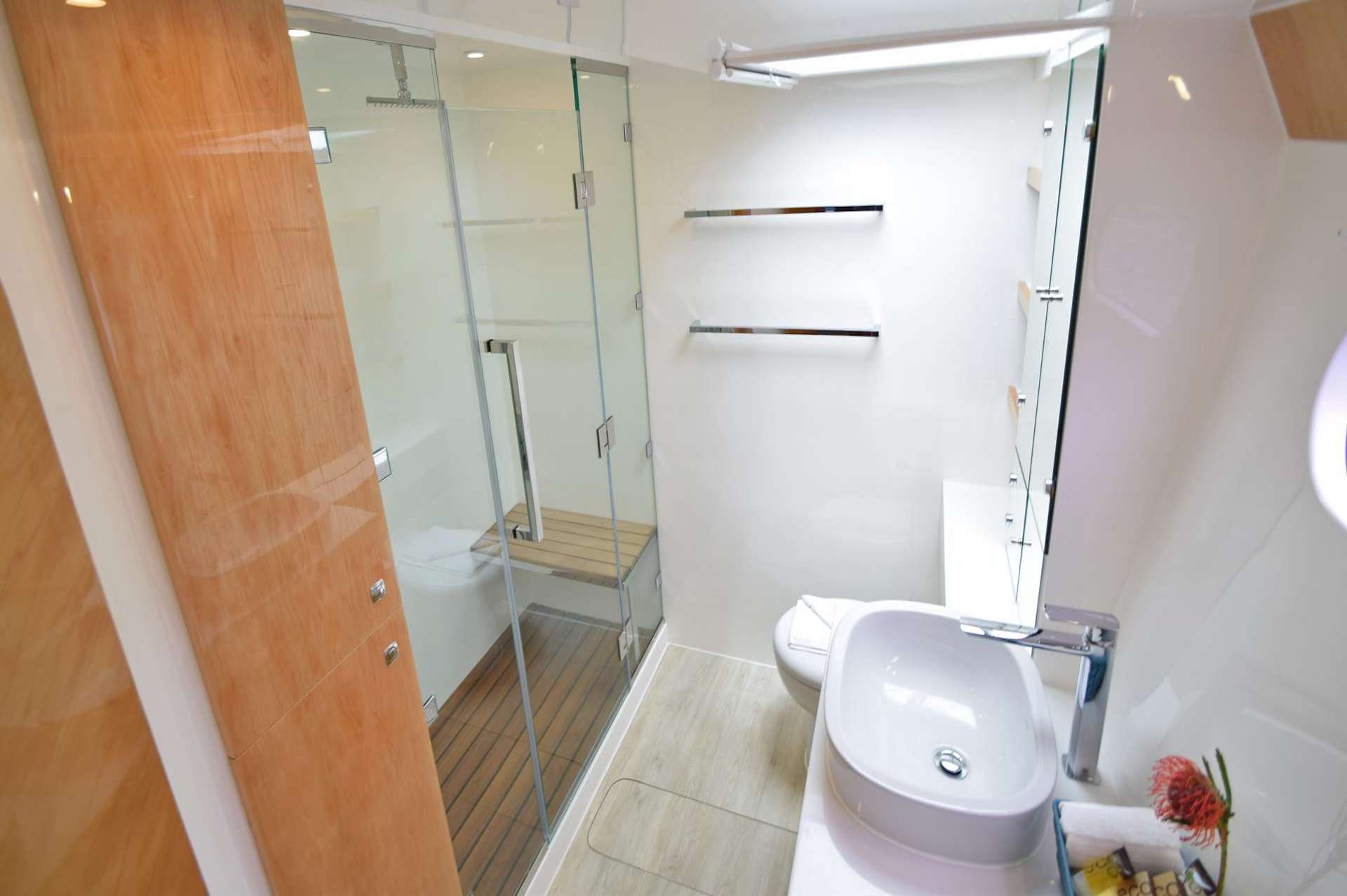 yacht charter Laysan bathroom