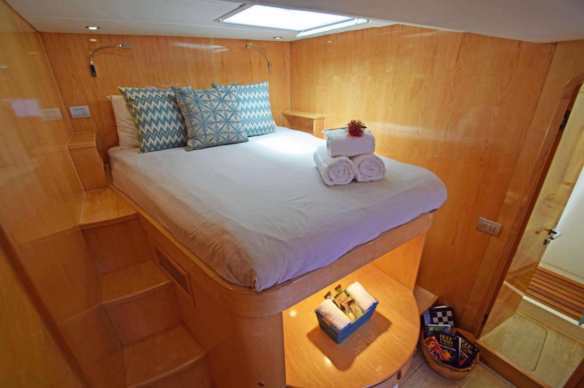 yacht charter Laysan cabin