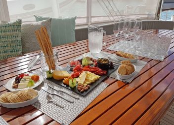 yacht charter Laysan dining